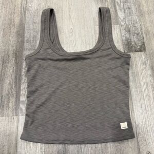 Vuori Sunrise Ribbed Crop Tank in Smoke Gray - Small